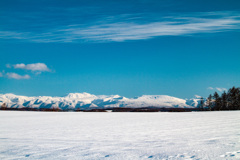 大空と大雪の山々