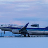 茜色がかった空に離陸
