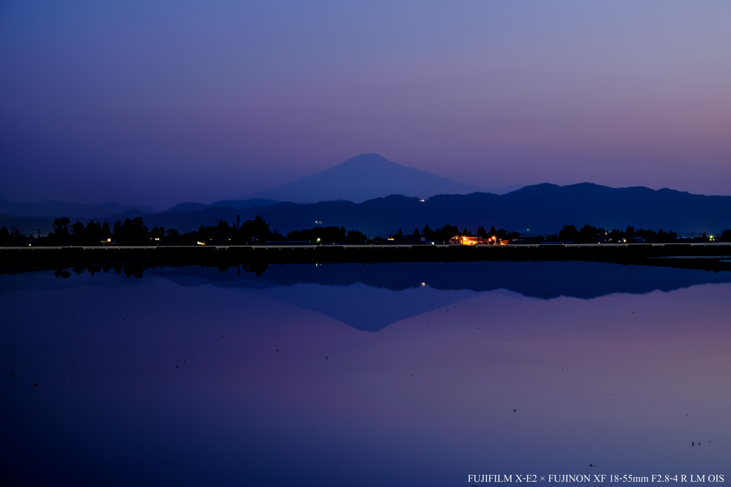 水鏡出羽富士　夕景