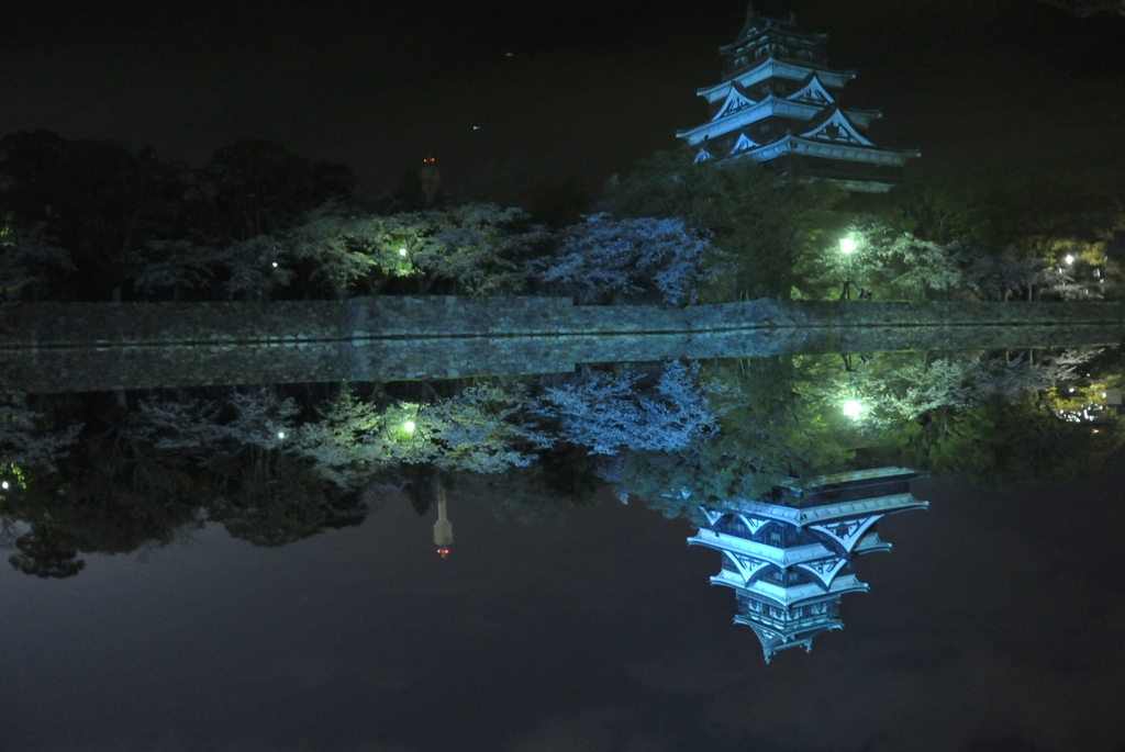 水面に写る広島城