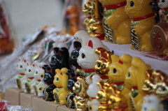 浅草寺の屋台の招き猫