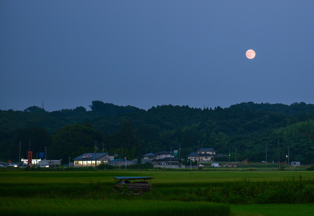 月のある夕景