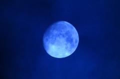 雲の中の十三夜の月