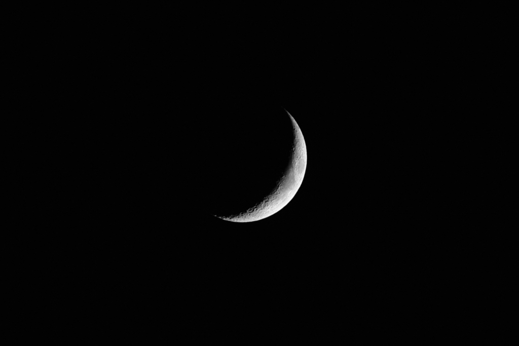 Crescent of monochrome