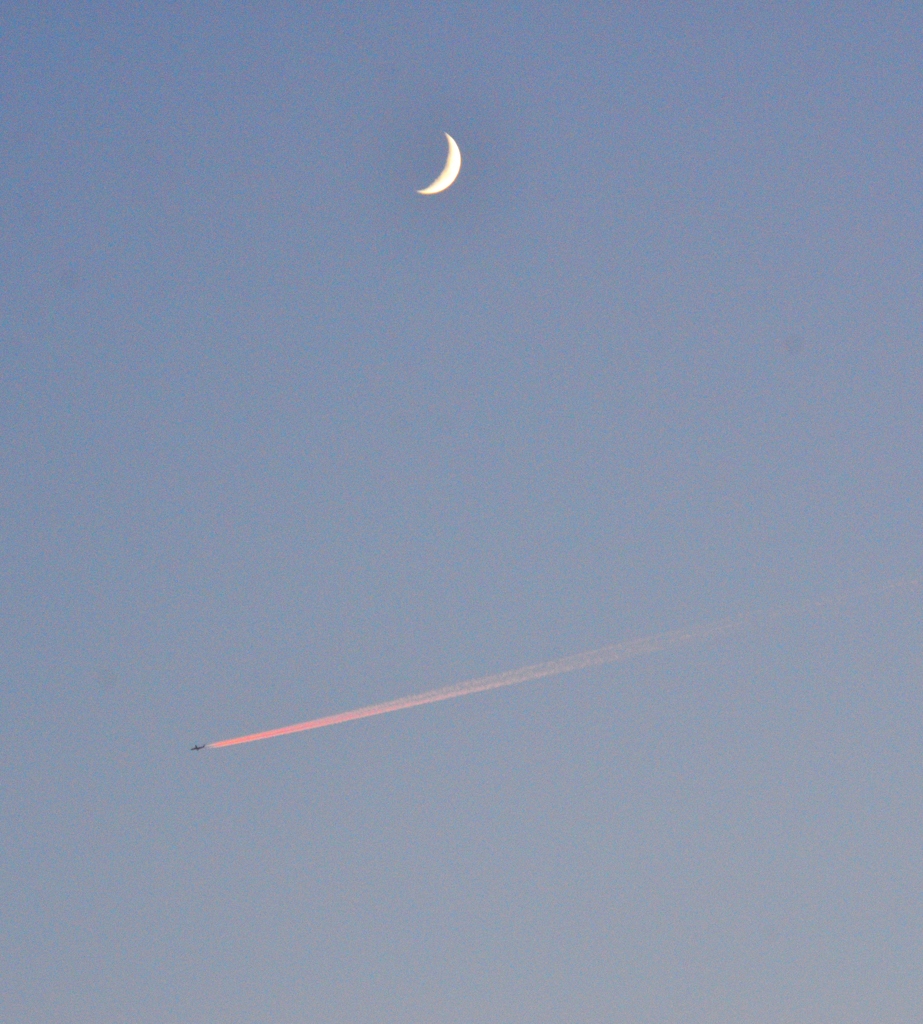 三日月と飛行機