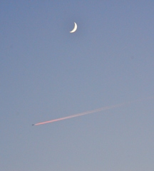 三日月と飛行機