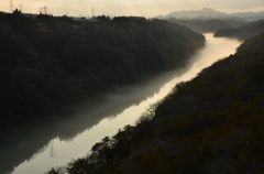 川の霧