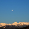 月と山脈
