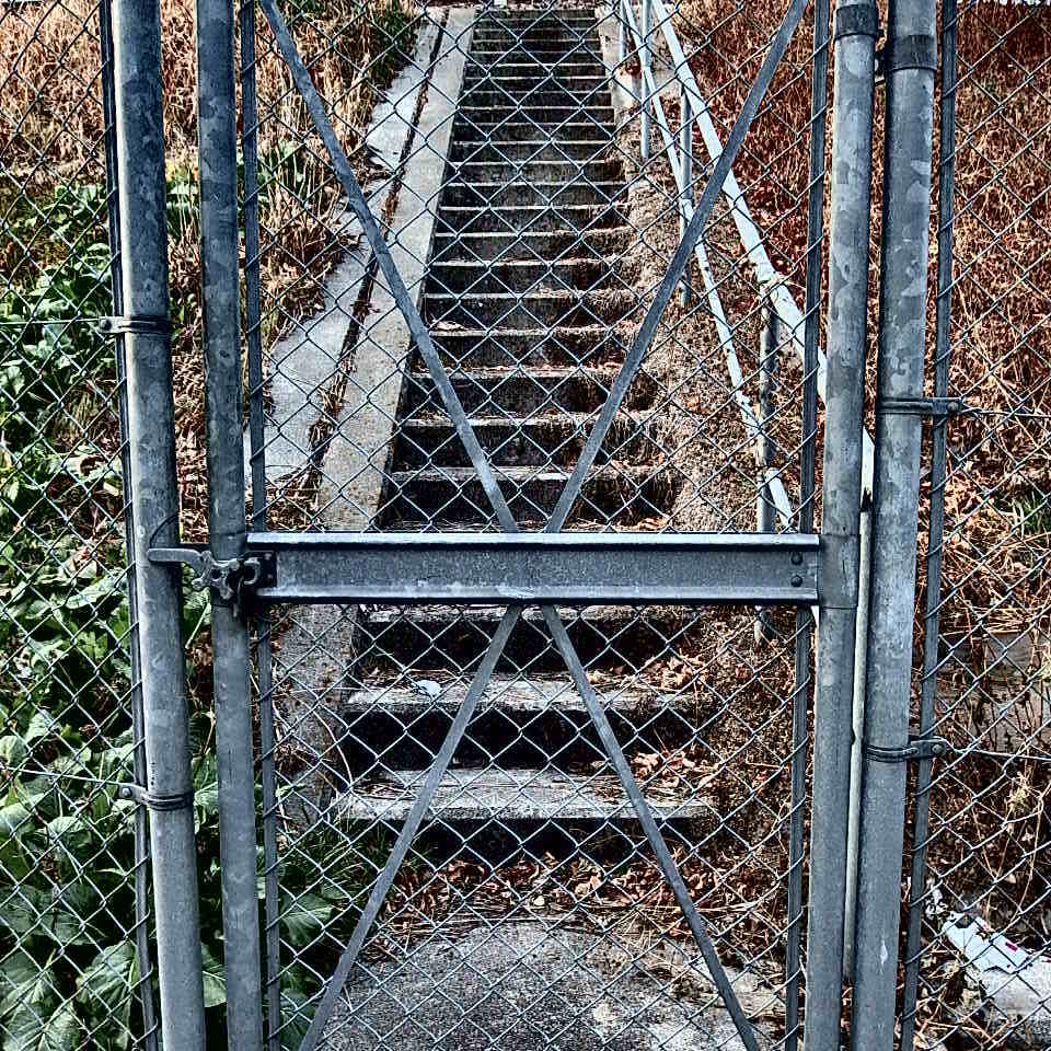 閉ざされた道