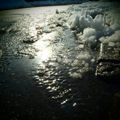 流れる雪解け水