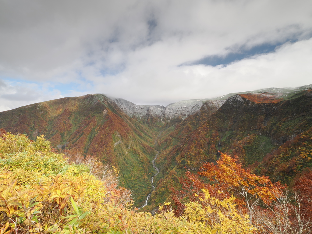 紅葉鳥海山の冠雪