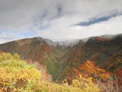 紅葉鳥海山の冠雪