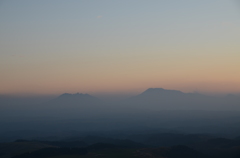 黄昏の阿蘇を望む