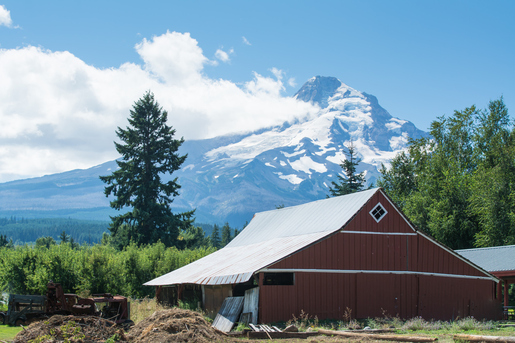 納屋のある風景-Hood River