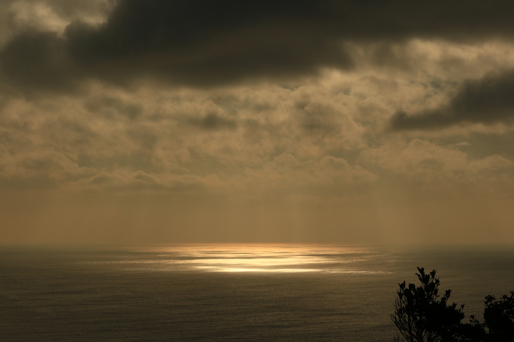 雲と海と光