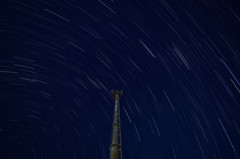 通信塔と星空と