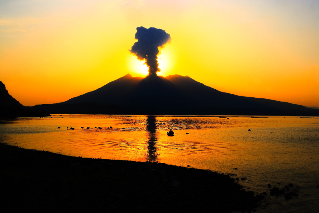 夕日と噴火