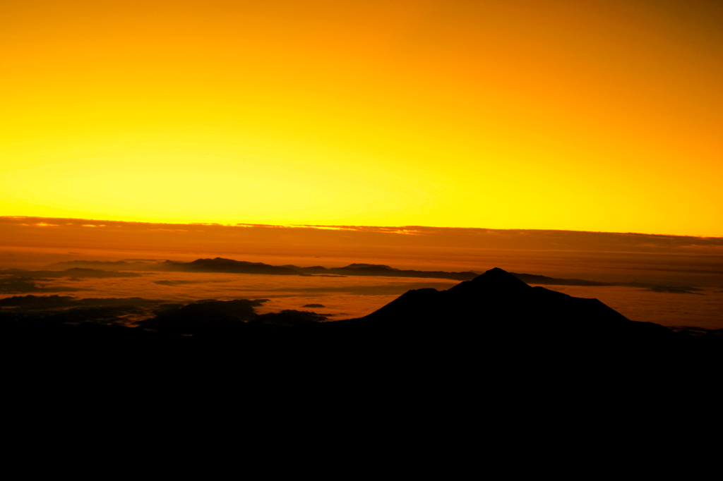 山頂の夕日とともに