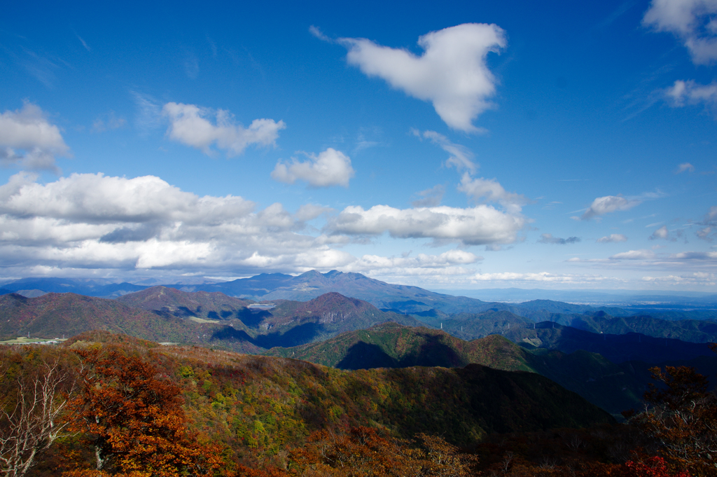 栃木　日光霧降高原から紅葉の山を望む