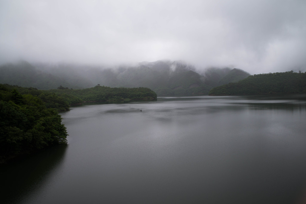 山深いダム湖にて1