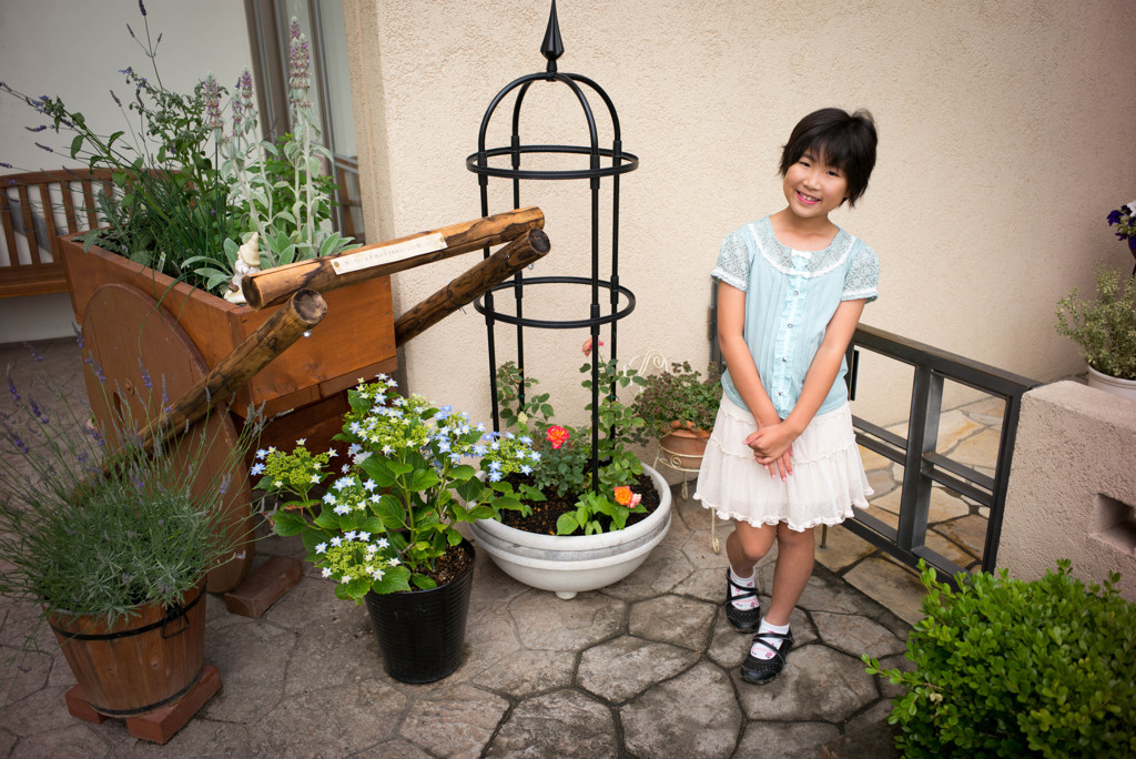 お花に囲まれておすまし