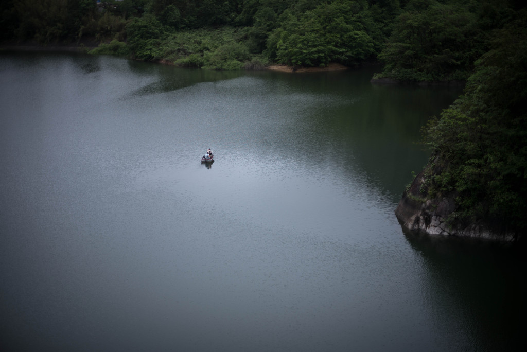 山深いダム湖にて2