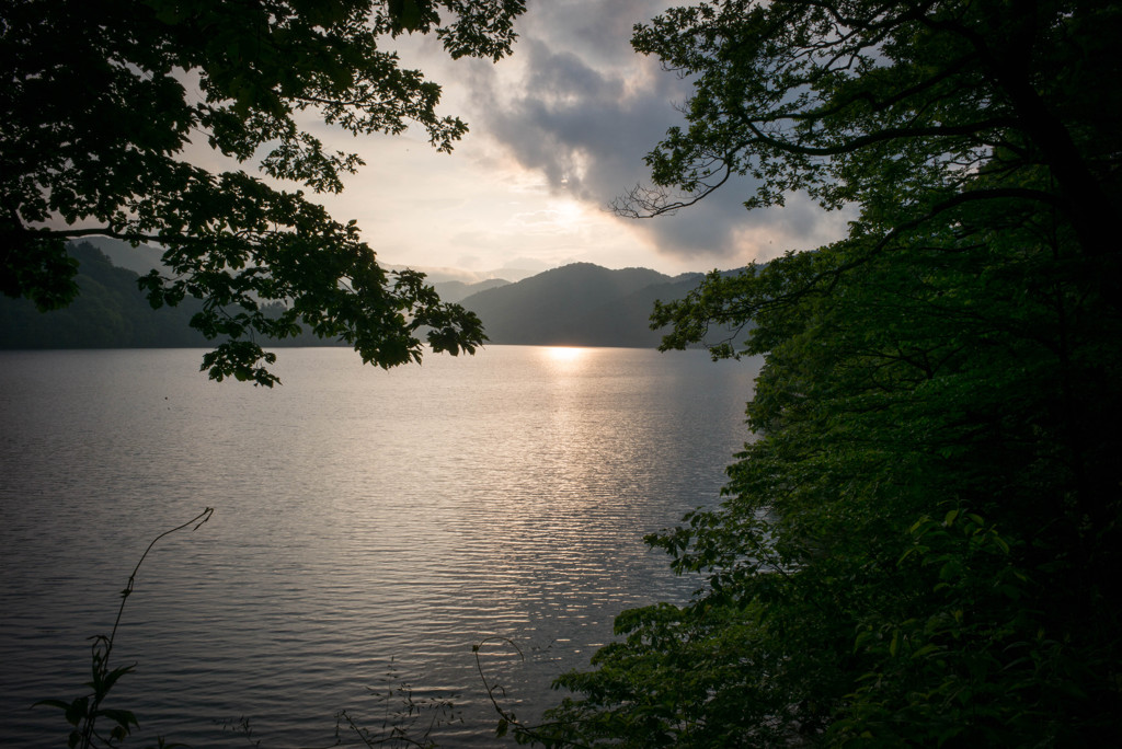 高原の湖に夕日が射すと