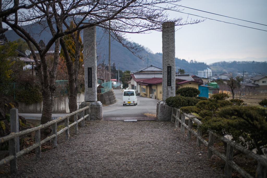 境内から町を臨む