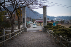 境内から町を臨む