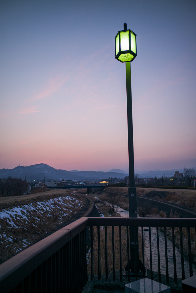夕暮れ、橋の上からの眺め