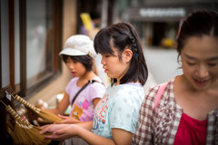 民芸品に関心の二人
