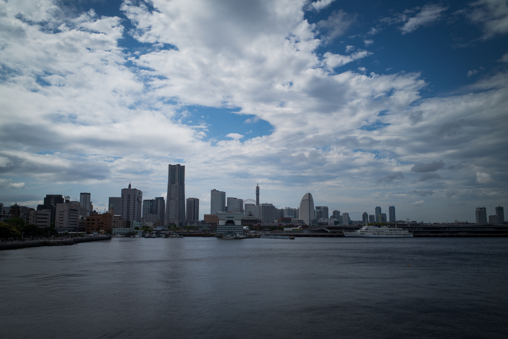 空と雲と海とそしてビル群と