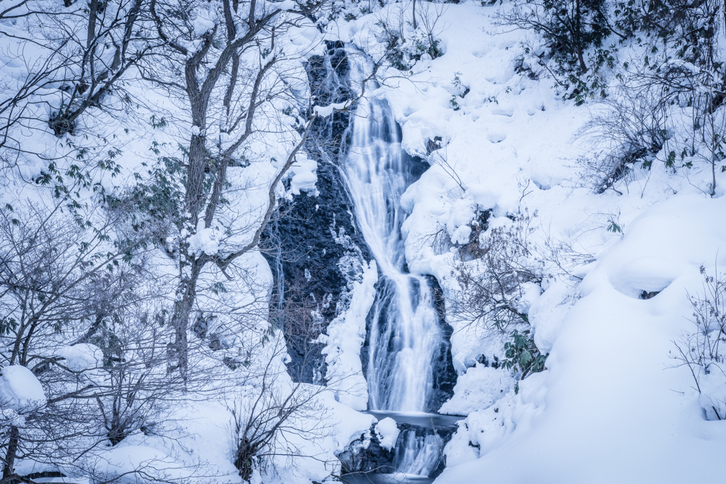 雪に紛れて流れる