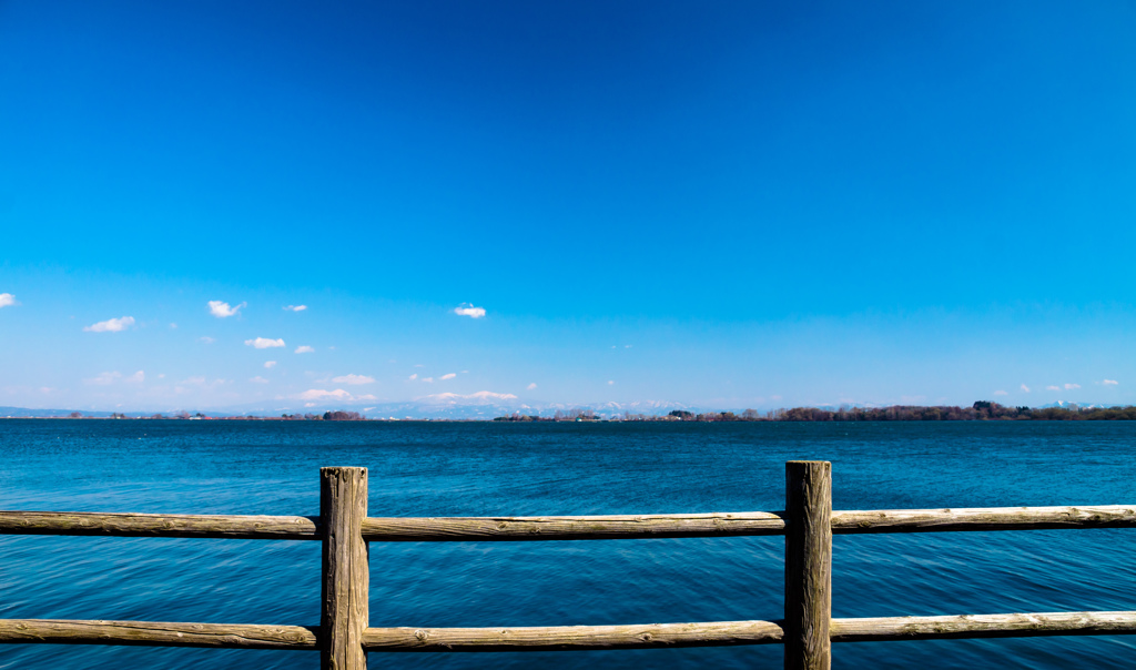 空の青・湖の青