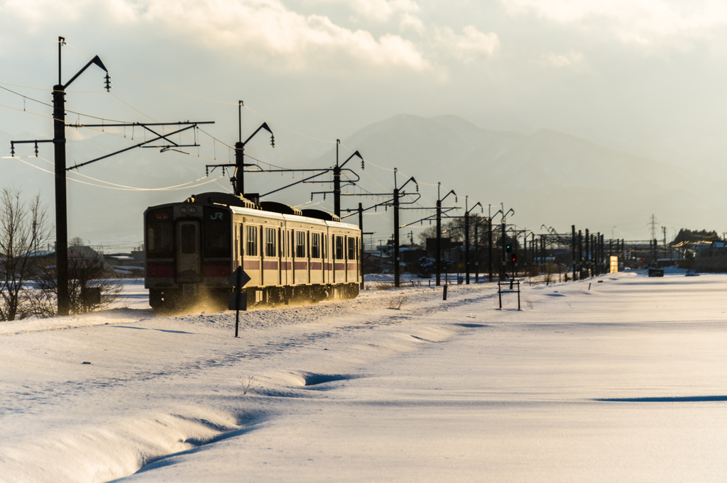 雪を舞い上げて走る