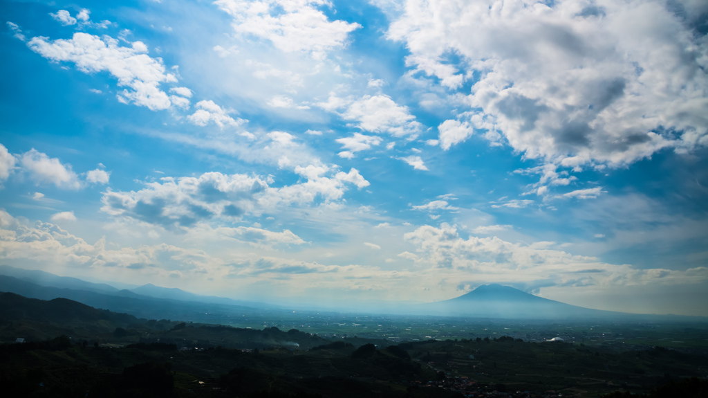 青空と霞んだ山