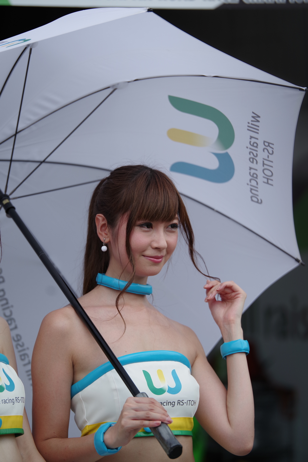 その髪ボクにもいじらせて・・