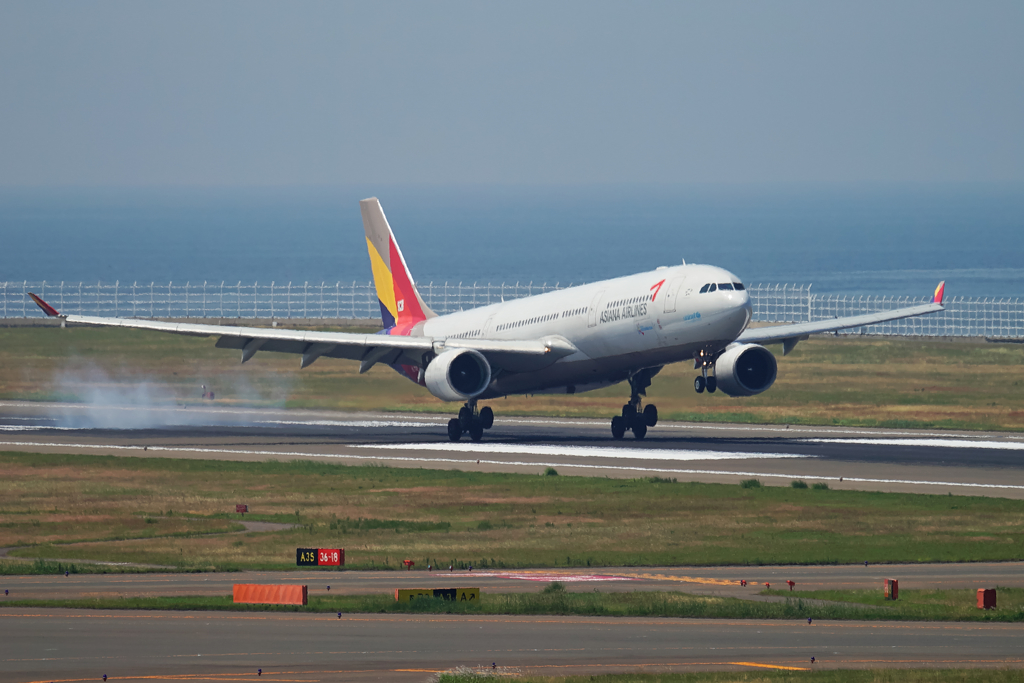 ASIANA TOUCH DOWN