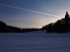 夕暮れに差す飛行機雲