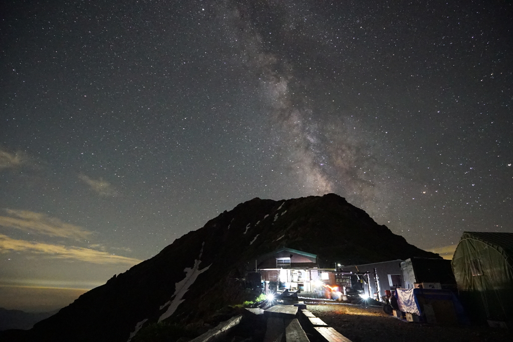 北岳肩の小屋からの北岳と天の川