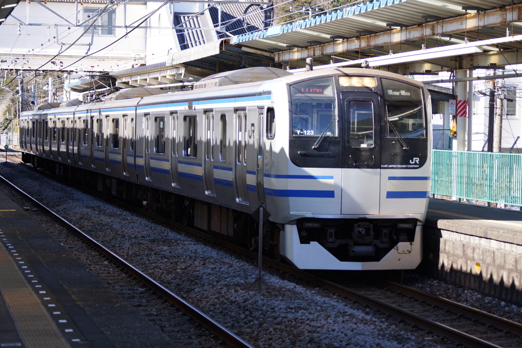 横須賀線下り、東逗子駅に停車中