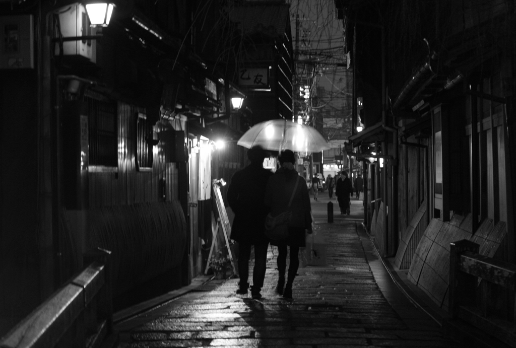 雨降る古都に誰れ想ふ。