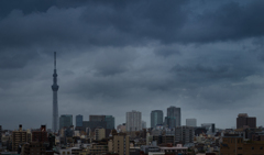 台風と都心の空