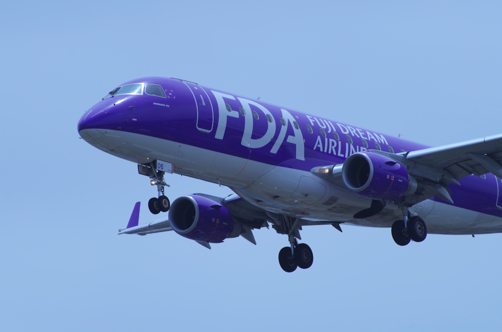 ＦＤＡ　6号機／エンブラエル ERJ-175（パープル）