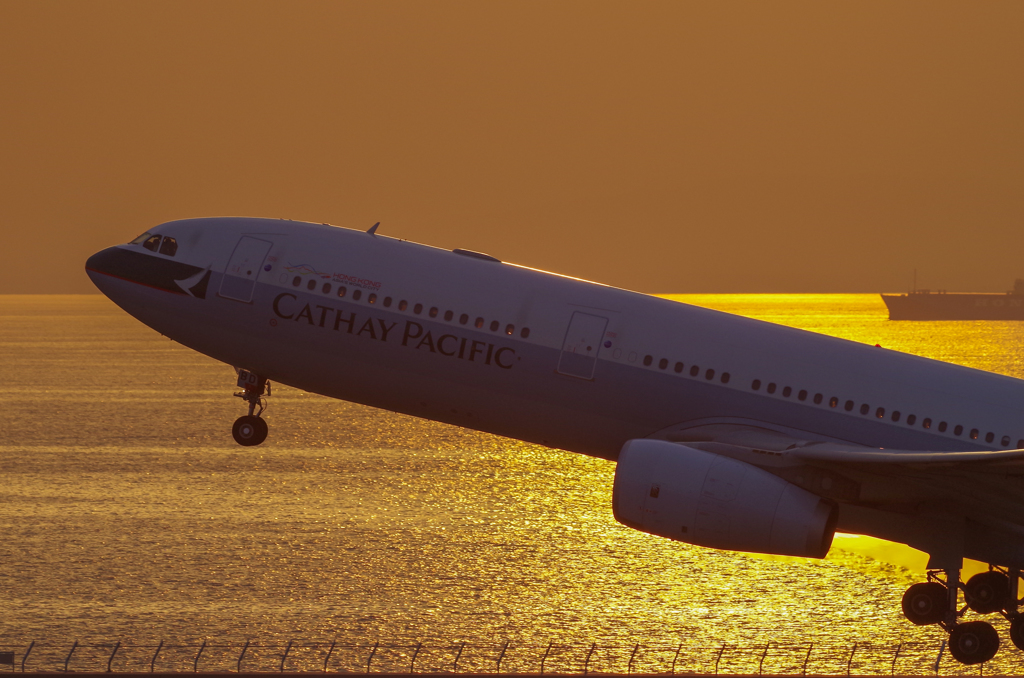 Cathay Pacific ③