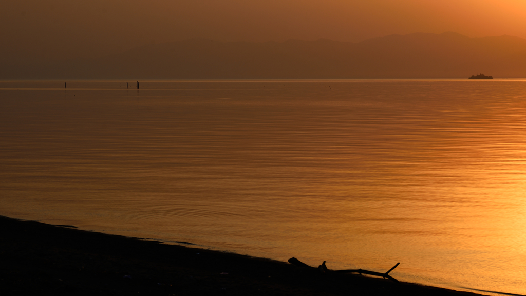 琵琶湖夕景　彦根の浜