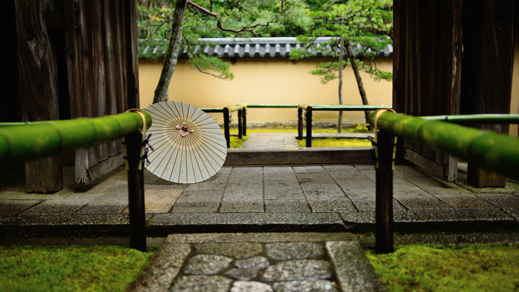 雨の参道