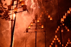 火祭り　頭上に火の粉舞い落ちる