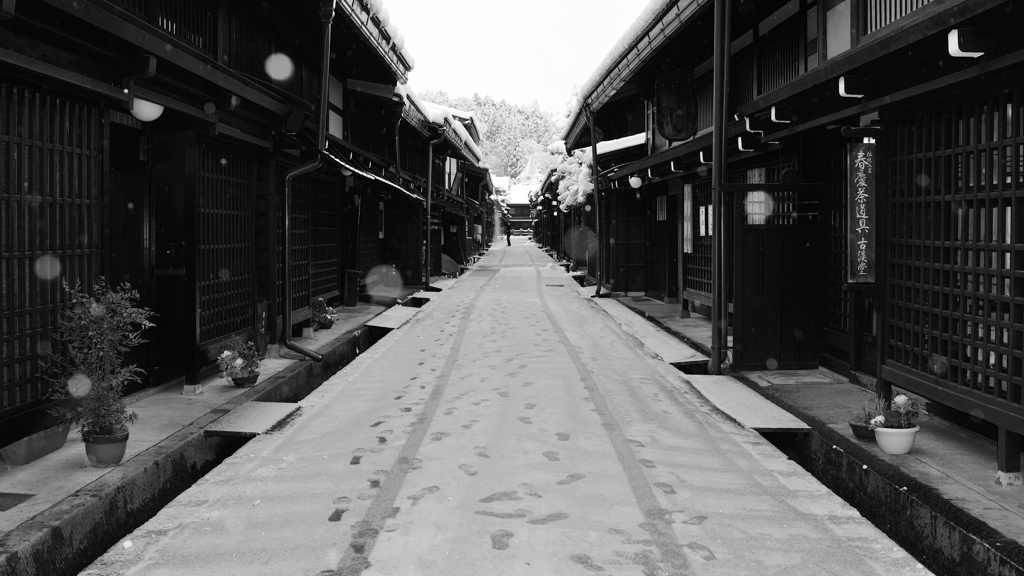 雪降る飛騨高山の古い町並み