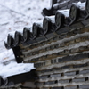 雪まとう瓦土壁
